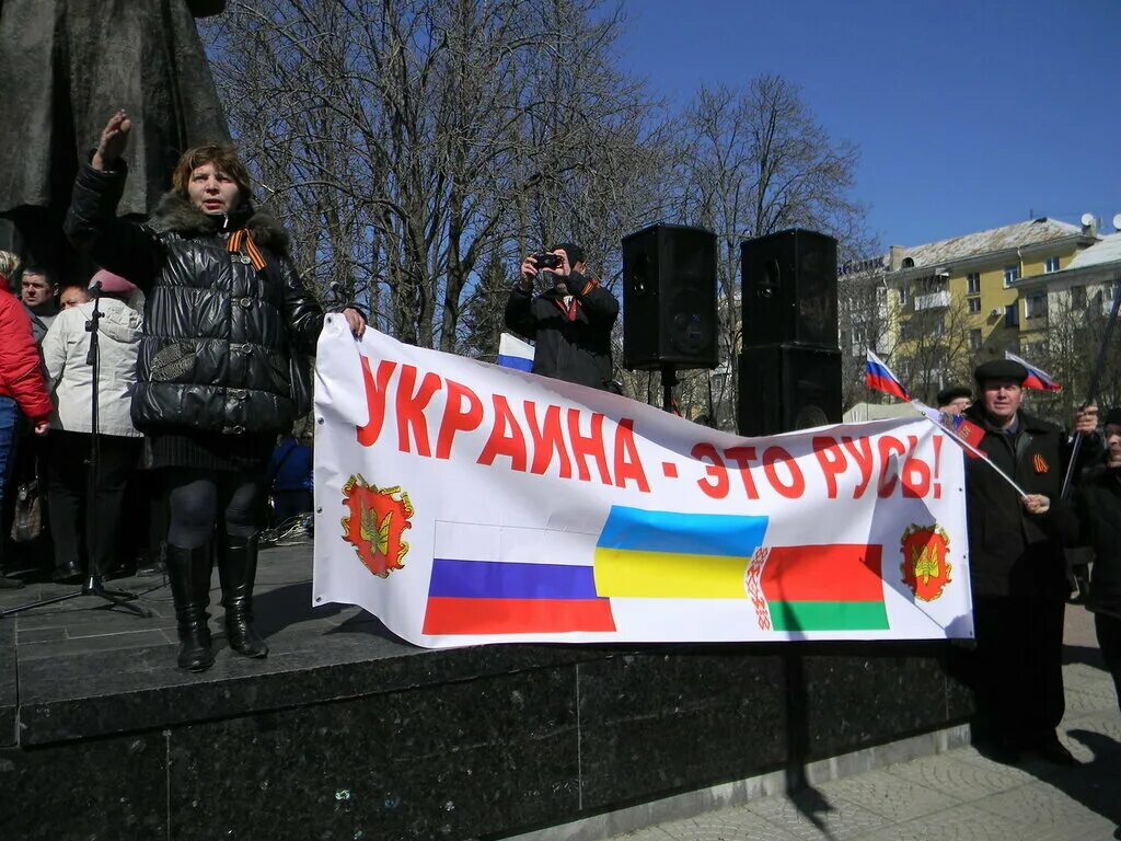 Митинг в Луганске 2014. Митинги Луганск. Митинги в Украине 2014. Луганск митинг про украинский. Украина братский народ