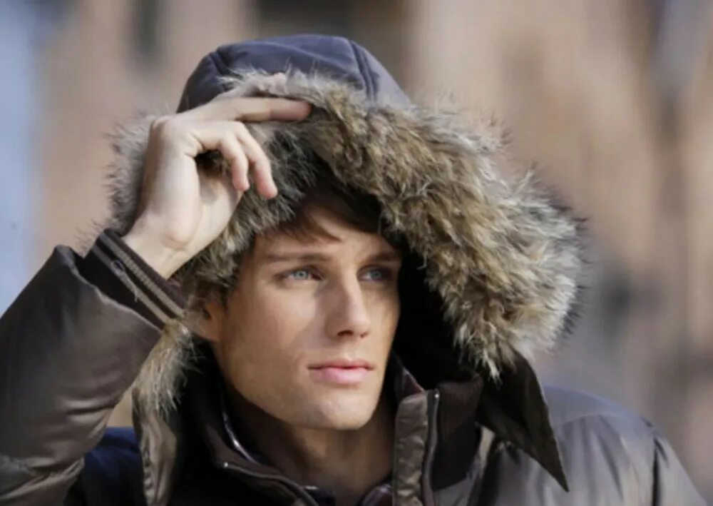 Джинсовка с мехом. Юноша был одет в куртку из меха. Ребята надели куртки. Юноша был одет в куртку из меха. Парень в куртке с мехом.