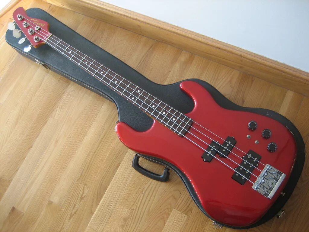 Электрогитары в домашних. Kramer Focus Bass. Kramer Focus 420s. Бас гитара Крамер. Kramer Focus бас гитара.