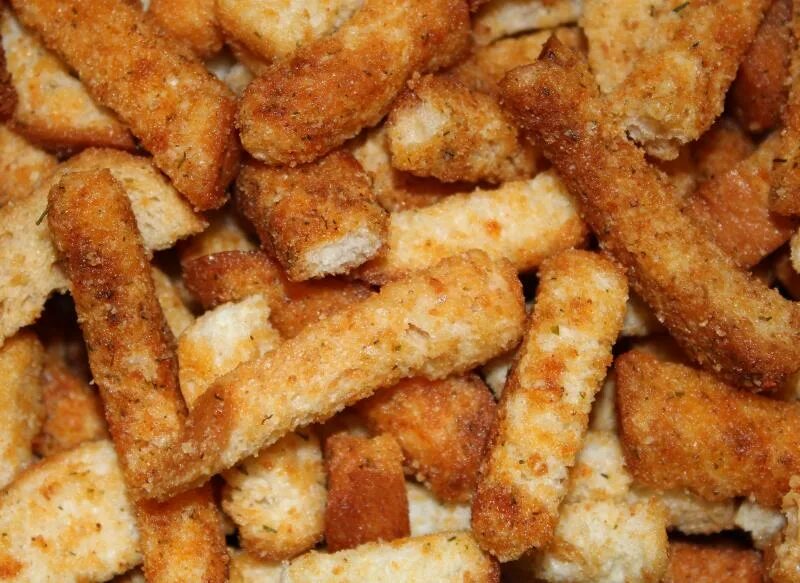 Белые сухарики. Сухари из пшеничного хлеба. Белые сухарики. Crostini сухарики. Белые сухарики.