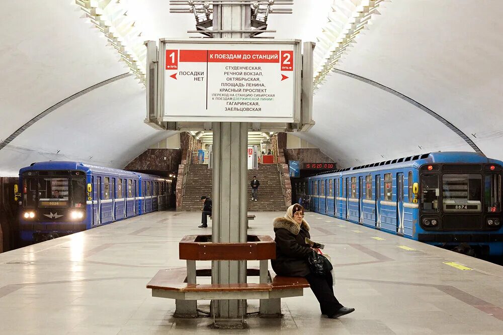 Можно метро выйдя. Станция метро площадь Маркса Новосибирск. Новосибирский метрополитен площадь Маркса. Площадь Маркса станция метро Новосибирского метрополитена.