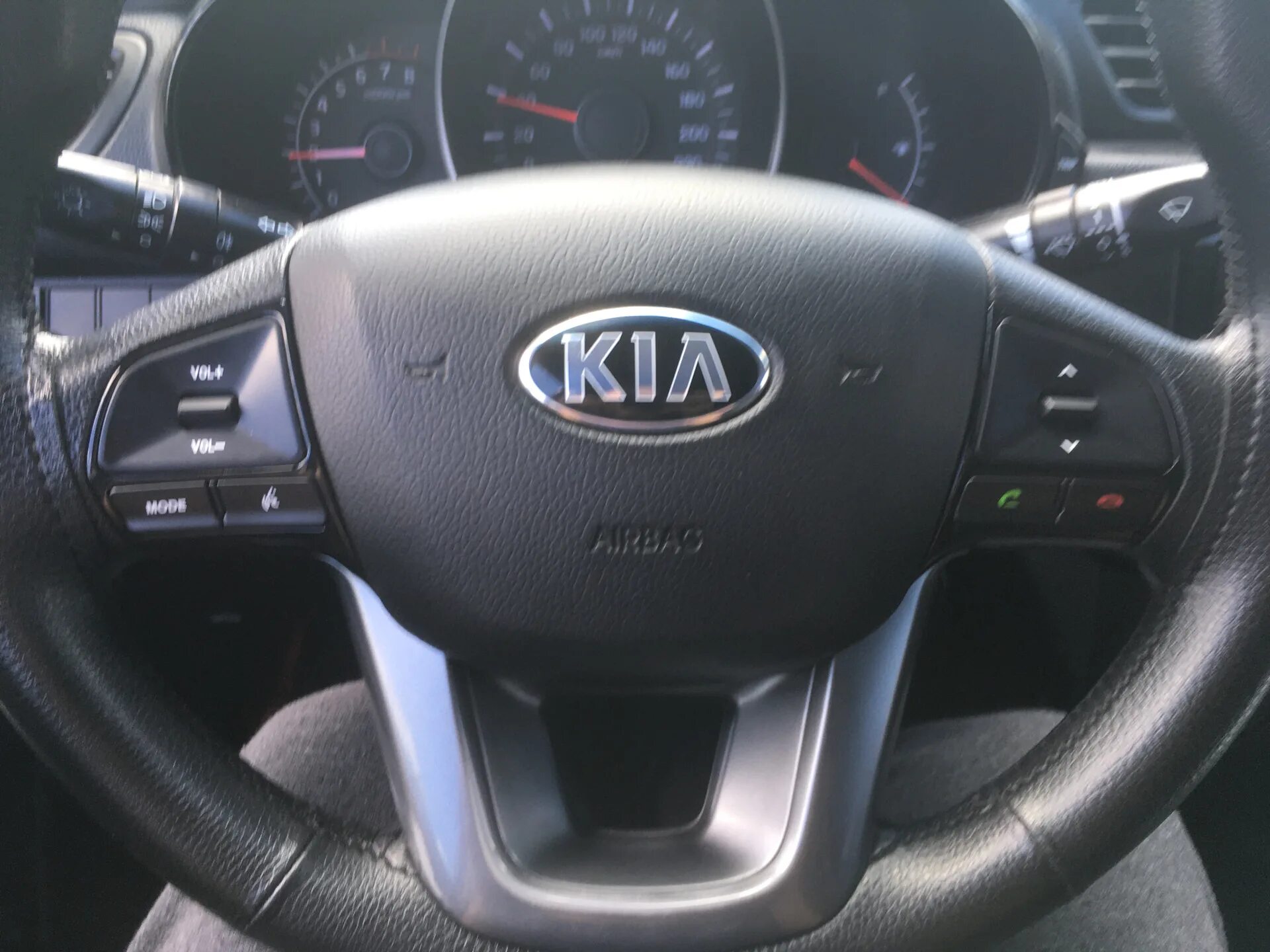 Руль Kia Rio 2014. Кнопки руля Kia Rio 2. Заглушка на руле Kia Rio 2014 года. Кнопки на руль киа рио 3