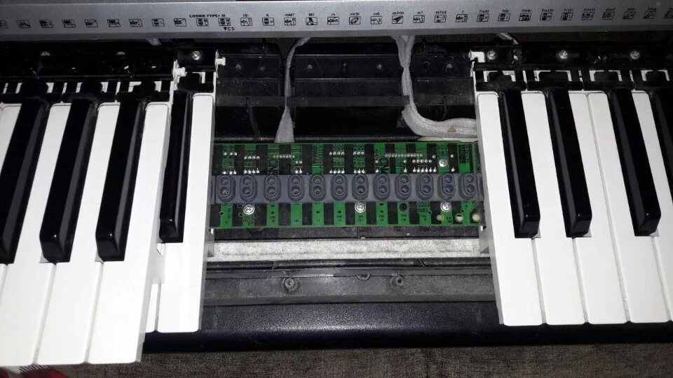 разобранный синтезатор. настройщик музыкальных инструментов. синтезатор электроника эм 14. синтезатор moog 80х. электроника эм-14 venta.