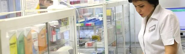 Жизненно важные лекарства. Льготные лекарства. Лекарства по рецепту. Фармацевт с лекарствами. Лекарственная терапия.