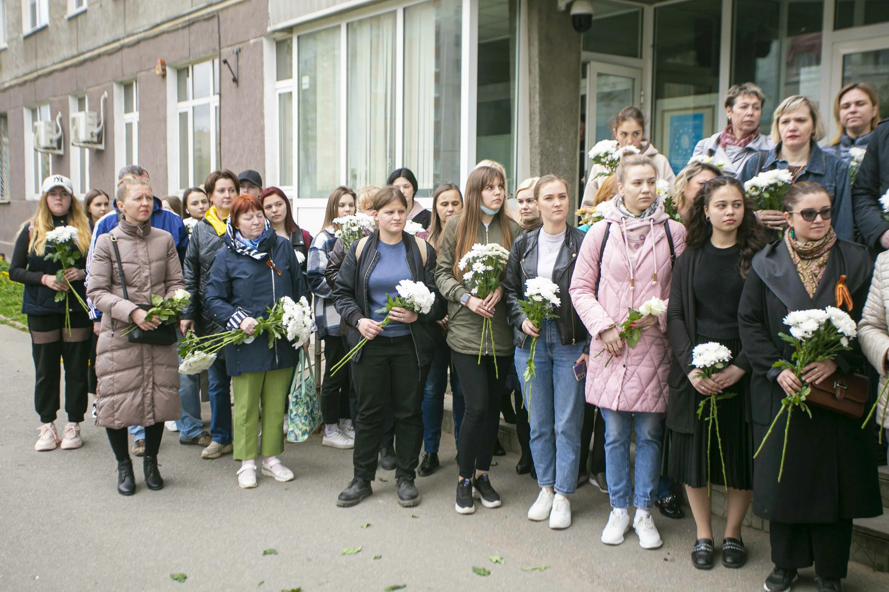 Консульство Латвии в Пскове. Псков цветы на Рижском. В риге запретили нести цветы