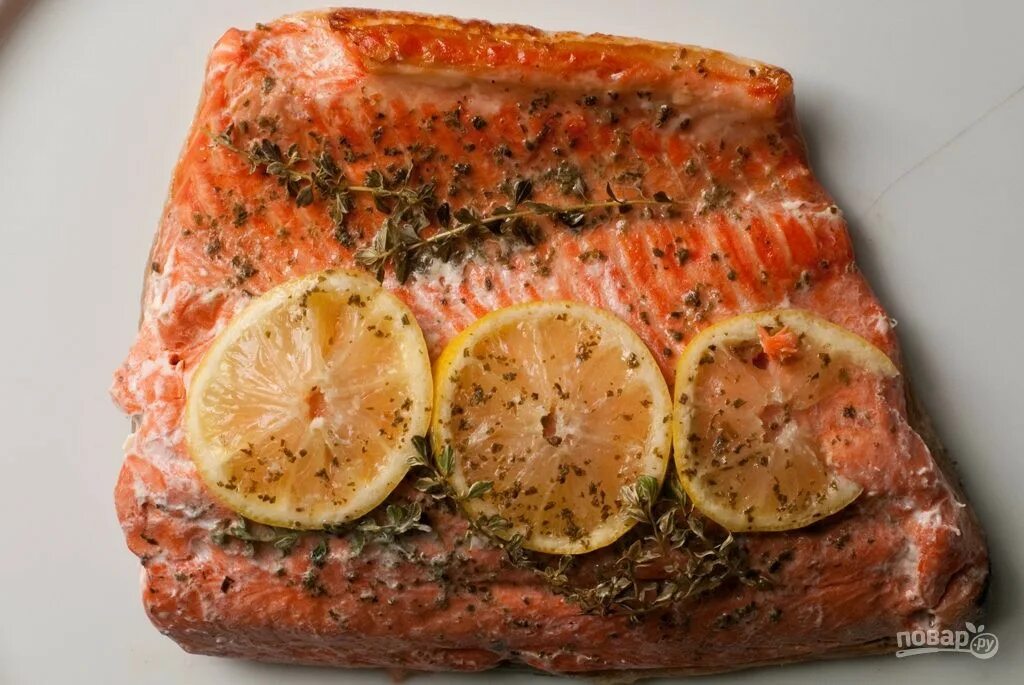 Сколько запекать красную рыбу в духовке. Лосось запеченный в духовке. Запеченная красная рыба. Рыба лосось в духовке. Стейк лосось запеченный в духовке.