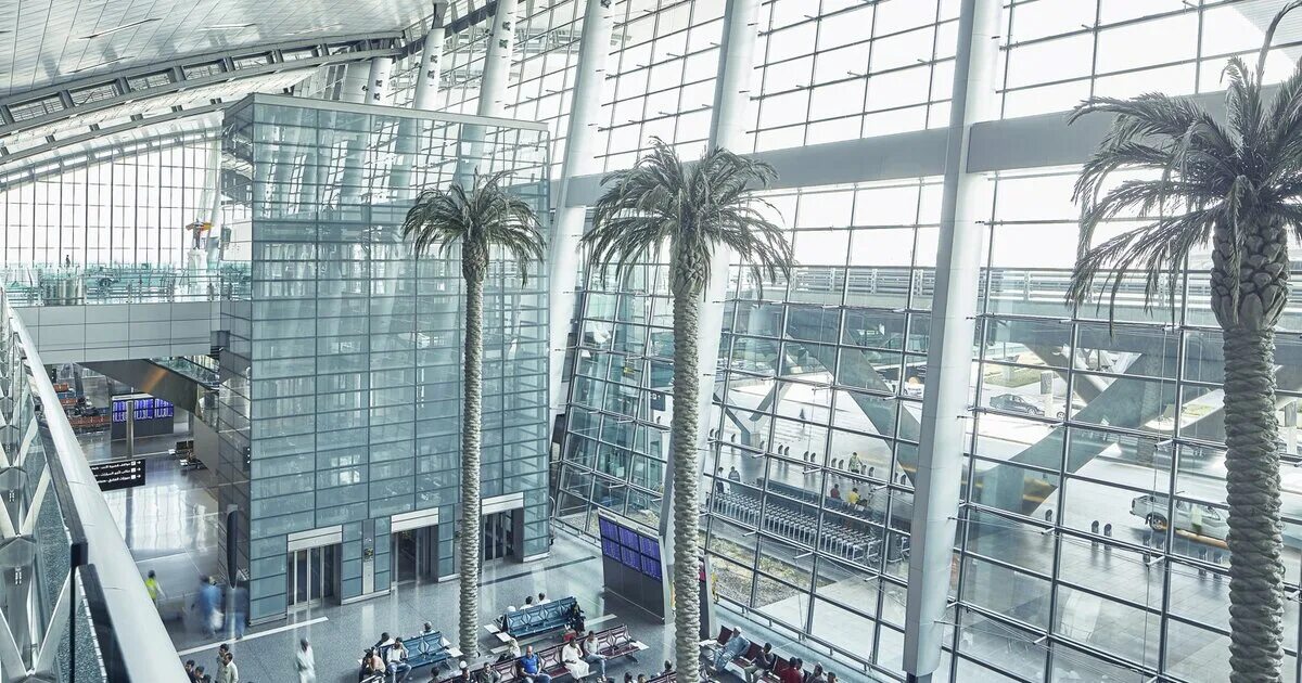 Табло с рейсами. Доха pearl. Табло аэропорта. Катар аэропорт хамад оазис. Абу даби аэропорт табло вылета.