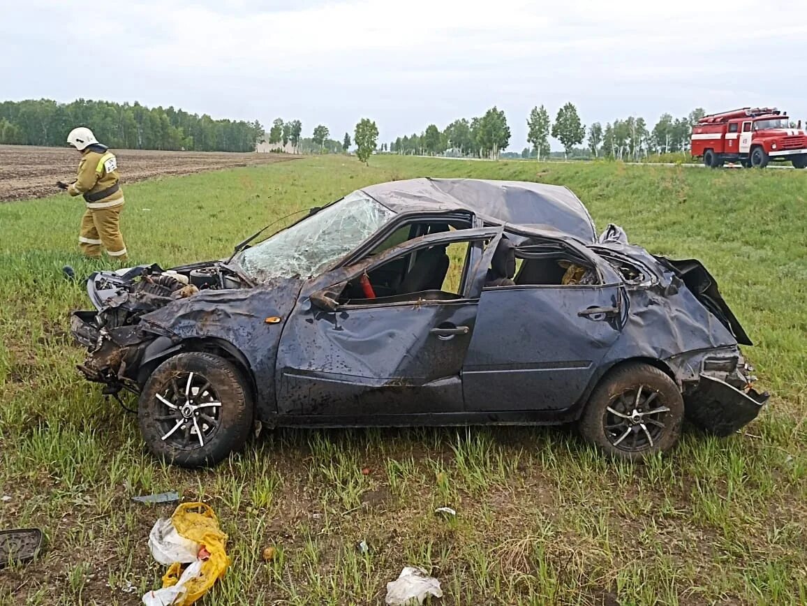 30 апреля омск. Автомобиль перевернулся.