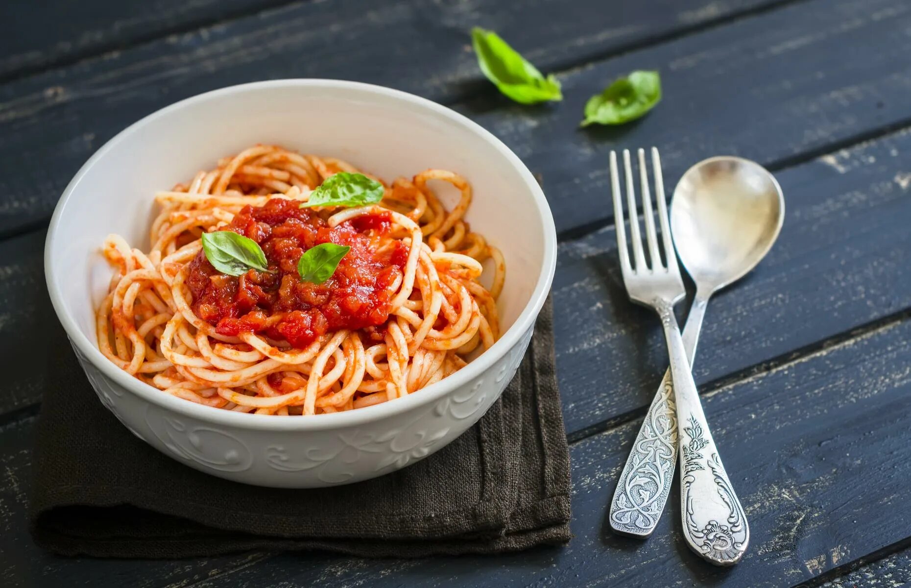 Приготовление лапши с соусом. Паста маринара. Спагетти с томатным соусом и базиликом. Спагетти неаполитано. Паста с томатным соусом и базиликом.
