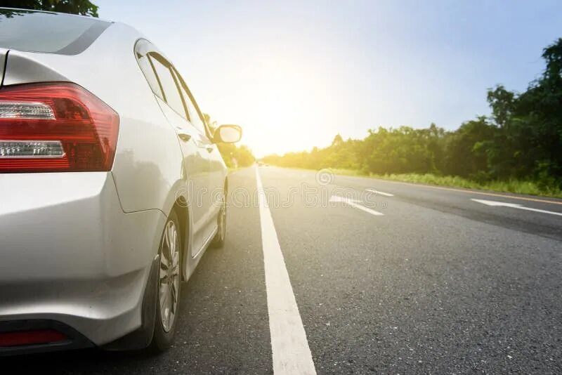 Can car on. Подготовка авто к дальней дороге. серебристая машина вид от колеса. car road side. rent a car background.