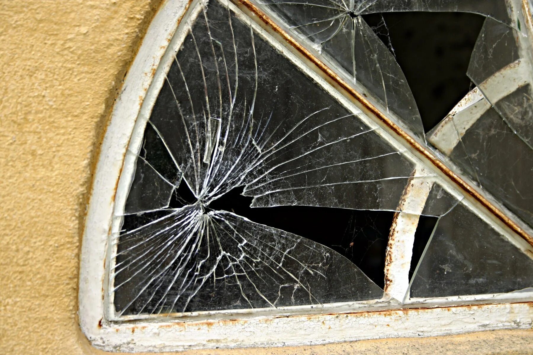 Разбитое окно. Разбитые окна. Разбитое оконное стекло. Разбитое зеркало.