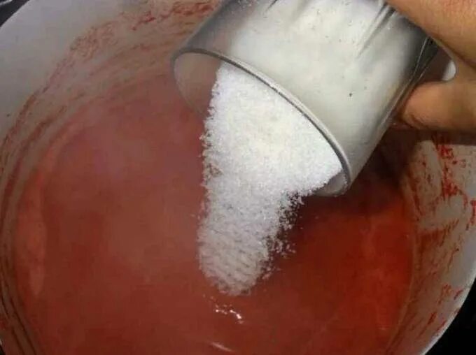 Томатный сок на зиму соль сахар. Томатный сок с солью. Сок томатный с солью с сахаром. Томатный сок на зиму с солью. Томатный сок с морской солью.