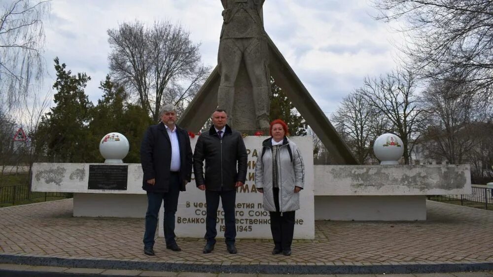 Защитники отечества крым. Памятник воинам авиаторам Тирасполь. Памятник солдату в Симферополе. Памятник Крымской весне в Симферополе.