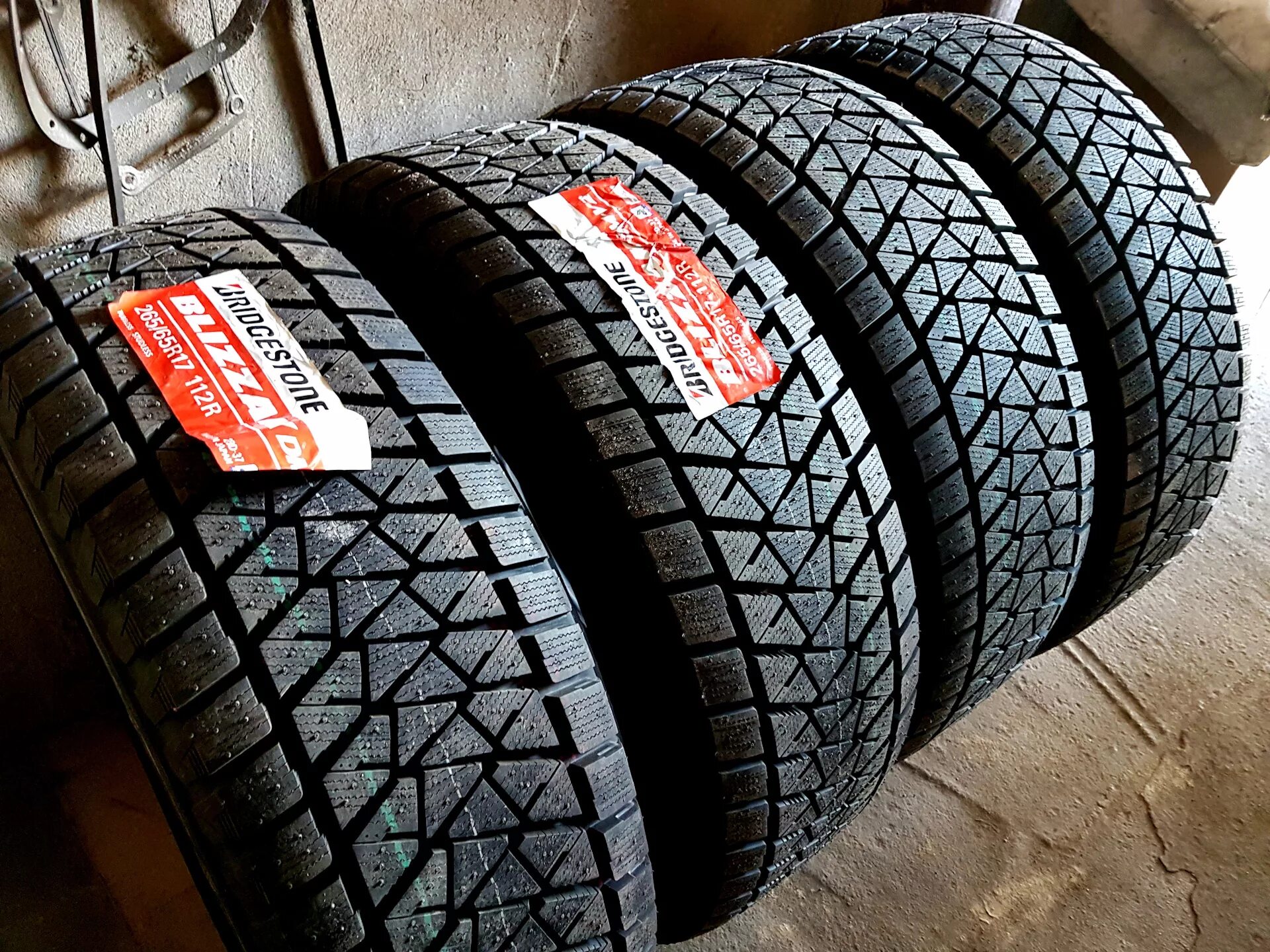 255 55 r20 зима. Bridgestone Blizzak DM-v2. 225/65r17 Bridgestone Blizzak DM-v2 102s. 265/65r17 Bridgestone Blizzak DM-v2. 265/65r17 Bridgestone Blizzak DM-v2 112r.