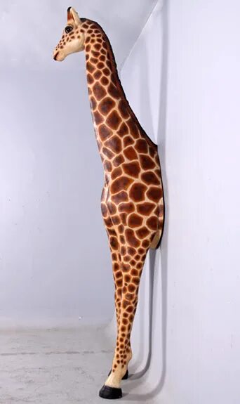 Жираф живет лет. Скульптура жирафа. Жираф рост. Статуя жирафа. Жираф во весь рост.