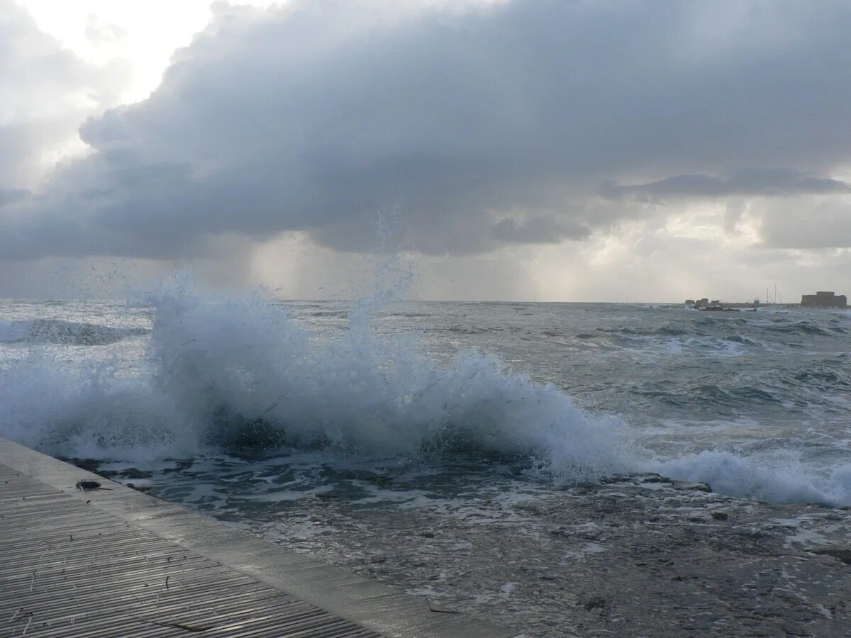 Плохая погода в море. Дождь на море. ливень на море. море в непогоду. сильный дождь над морем.