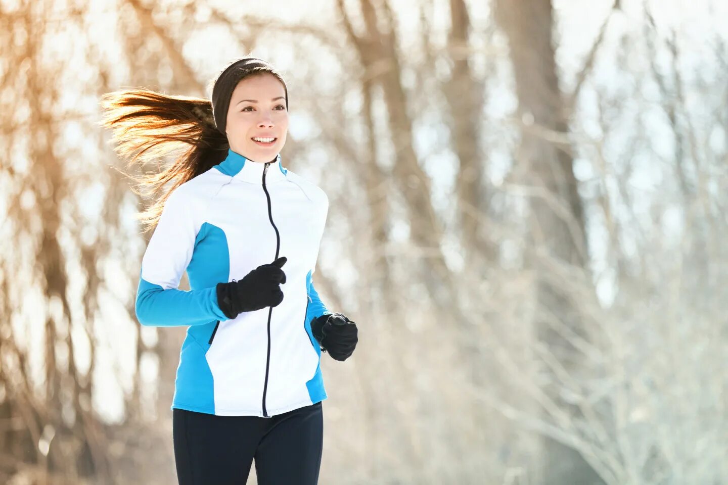 Do sport the winter. Спорт зимой. Зимний бег. Одежда для занятий спортом зимой. Спортсмен зимой.