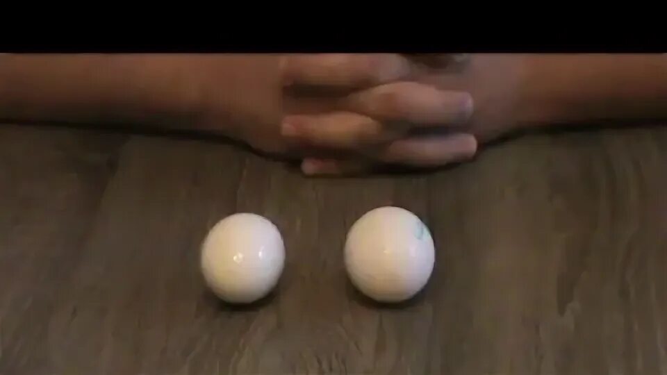 Отличить вареное от сырого. Яйцо крутится. Крутится ли вареное яйцо. Варёное яйцо крутится или нет. Как проверить вареное яйцо или нет.
