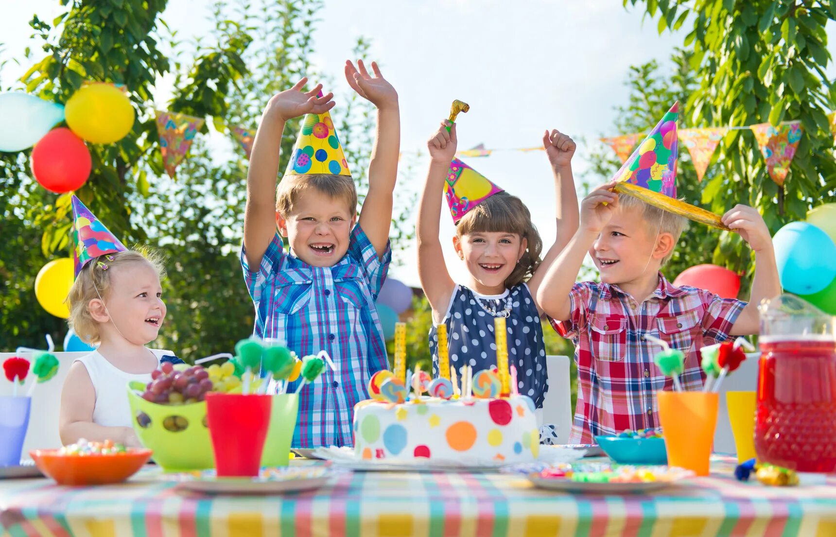 A birthday. Детский праздник. Детские праздники. Детский день рождения. Детский праздник на природе.