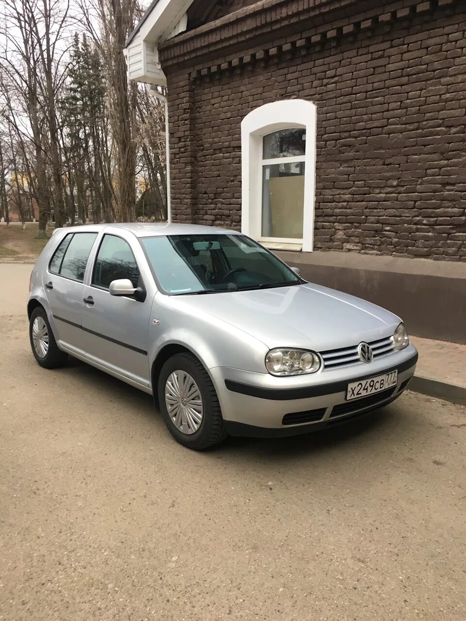 Купить фольксваген 1999. Фольксваген гольф 1999. Volkswagen Golf 4 серебристый. Гольф 4 1.4 1999 года. Фольксваген гольф 4 1999 года.