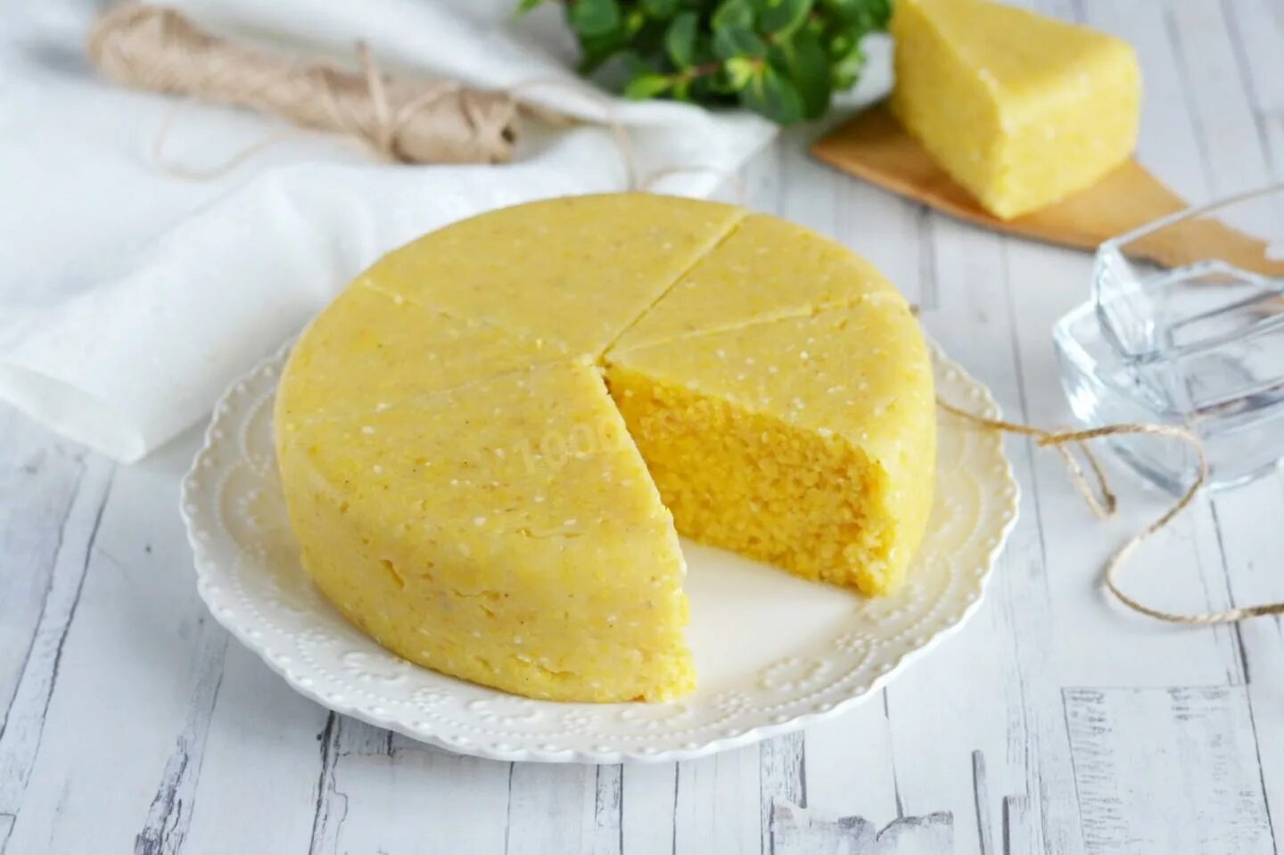 Полента экстра. Кукурузная мука сыр. Каша мамалыга из кукурузной крупы. Мамалыга по молдавски. Кукурузная каша мамалыга.