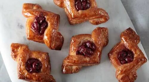Слойка с вишней. Слоеные пирожки с вишней. Слоеное тесто с вишней. Слойка с вишней. Пирог косичка из слоеного теста.