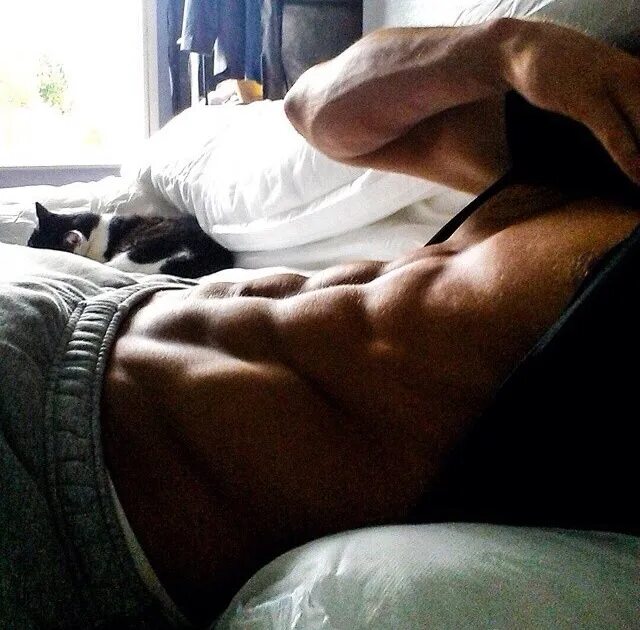 дэдди кинк пресс. селфи мужчины в кровати ночью. селфи в кровати. парень и девушка под одеялом. парень лежит на спине.