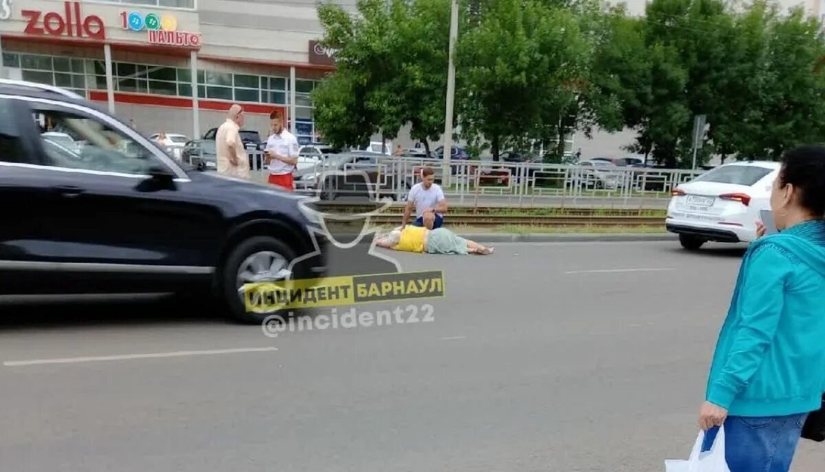 В Уфе сбили женщину с ребенком. В Уфе женщина сбила женщину с ребенком.