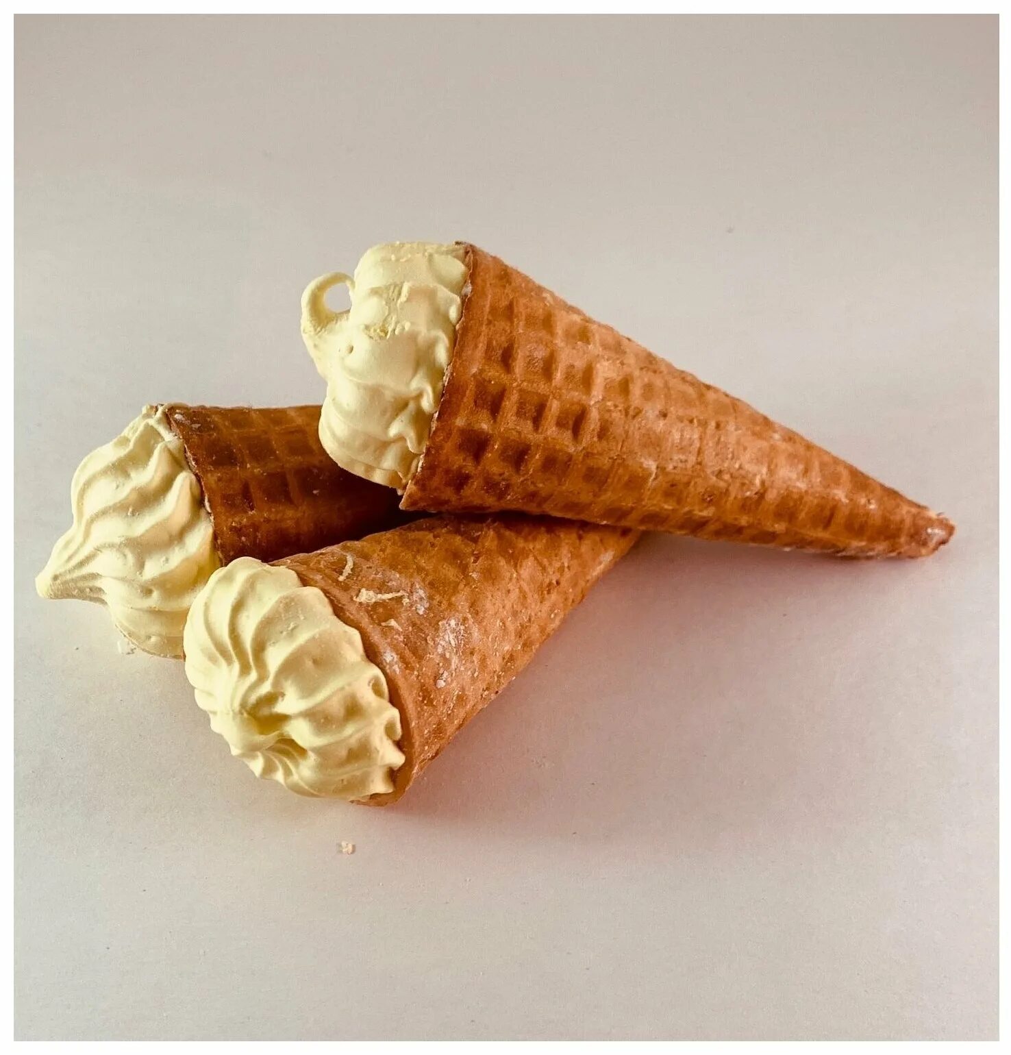 зефир в вафельных рожках. мороженое пестравка рожок с клубникой. рожок со вкусом. мороженое рожок микс. мороженое колибри рожок.