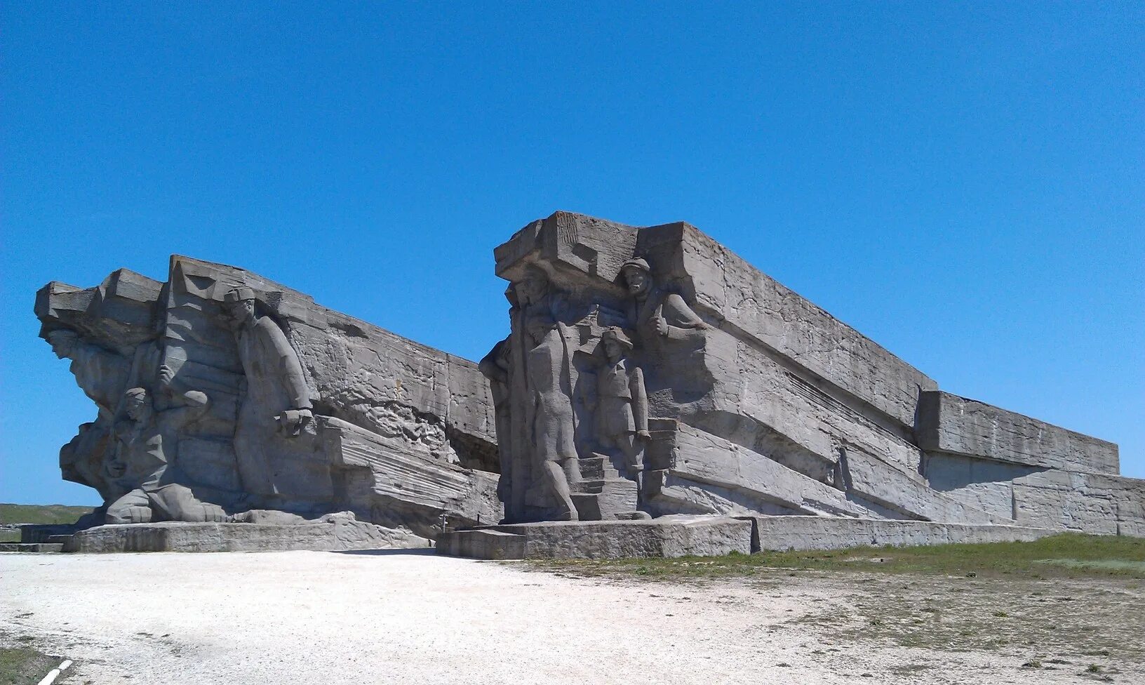 Мемориальный комплекс Аджимушкайские Каменоломни. Памятник героям Аджимушкая Керчь. Мемориал Аджимушкайские Каменоломни Керчь. Город герой Керчь Аджимушкайские Каменоломни.