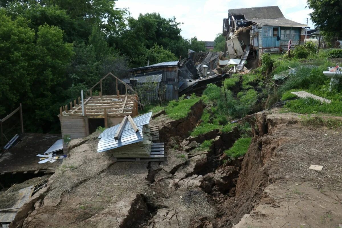 оползень в ульяновске на грузовой восьмерке. сель оползень обвал. мишлеш дагестан. "оползень в саратове" 1884. оползень.