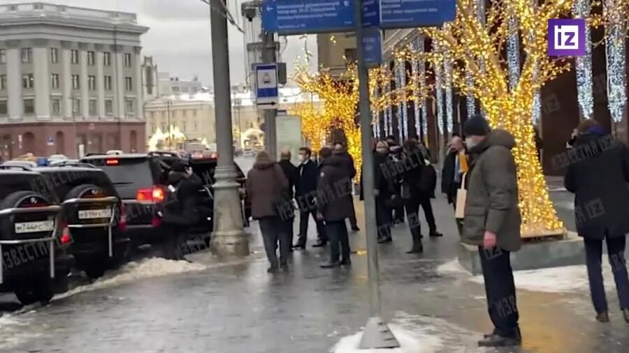 Макрон на красной площади в москве. Путин на прогулке. Макрон в москве 2022 пешком вечером. Встреча путина и макрона. Макрон на красной площади в москве.