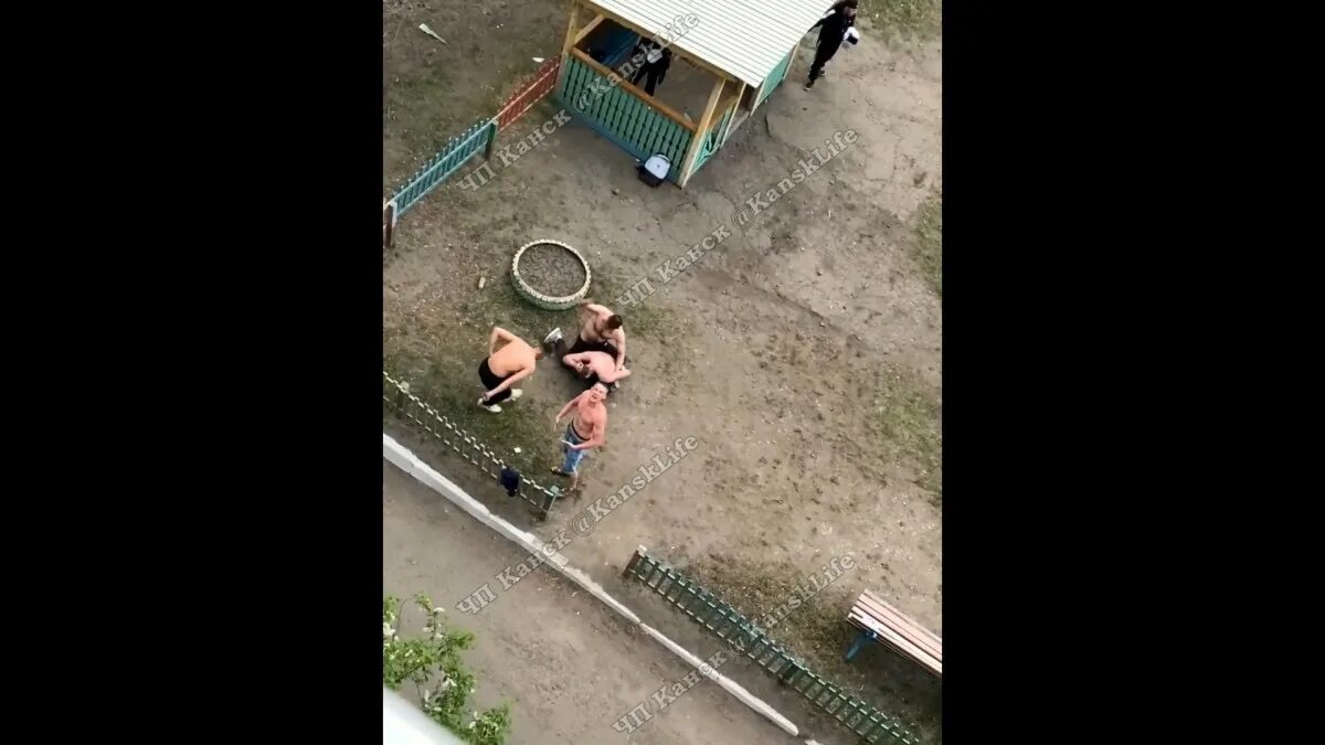 Драка площадка. Драка на детской площадке. драка видно на детской площадке. драка девушек на детской площадке.