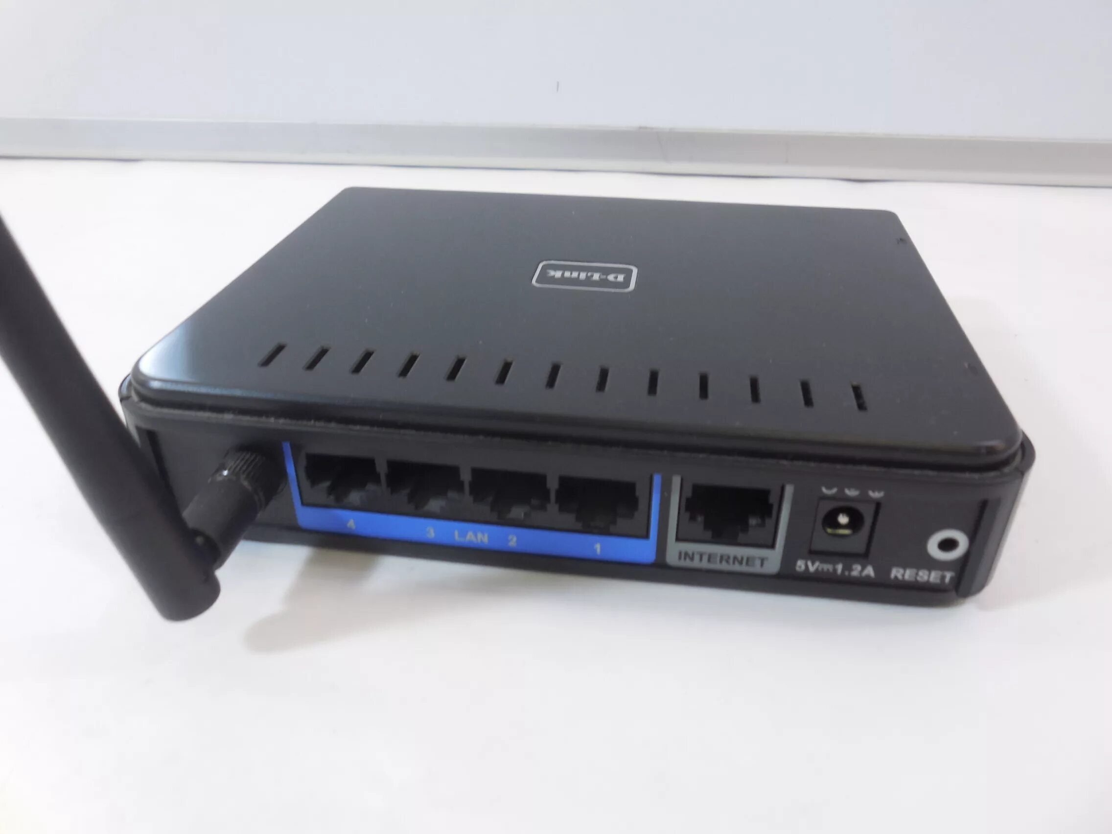 Интернет роутер д линк. Wi-fi роутер d-link dir-300. d link dir 300. модем d link dir 300. роутер d link 300.