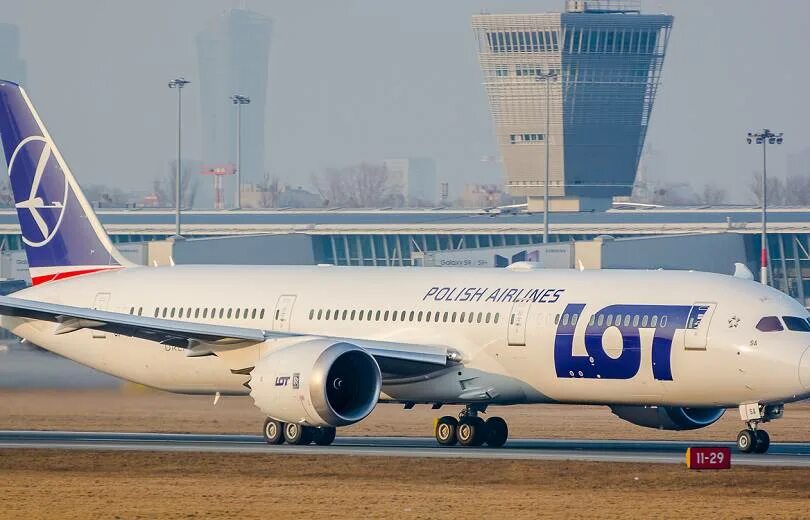 Арм в самолете. Lot (авиакомпания). Польские авиалинии. Lot Polish Airlines. Lot Polish Airlines флот.