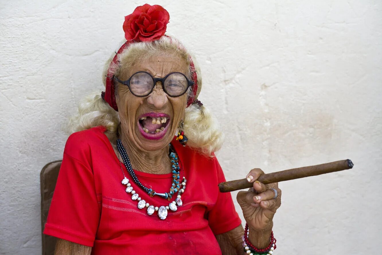 Веселая бабуся. Прикольные старушки картинки. Бабушка с сигаретой смешная.