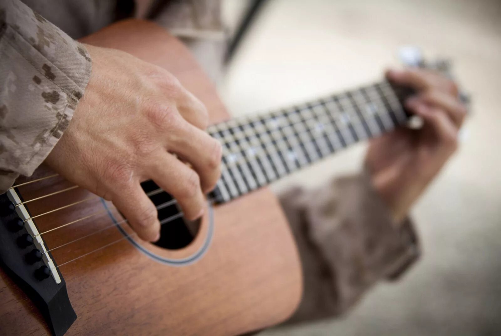 солдат с гитарой. военная под гитару. солдаты под гитару. солдаты под гитару. солдатская под гитару.