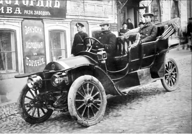 Первый автомобиль в москве
