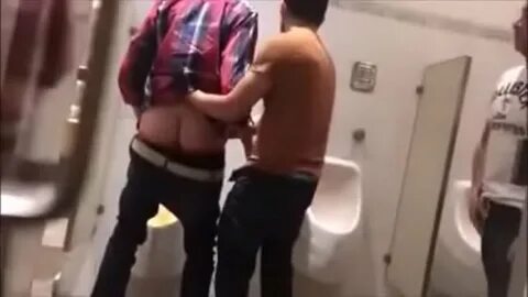 Gostosos pegos no flagra em banheiro público - Javfull.cc.