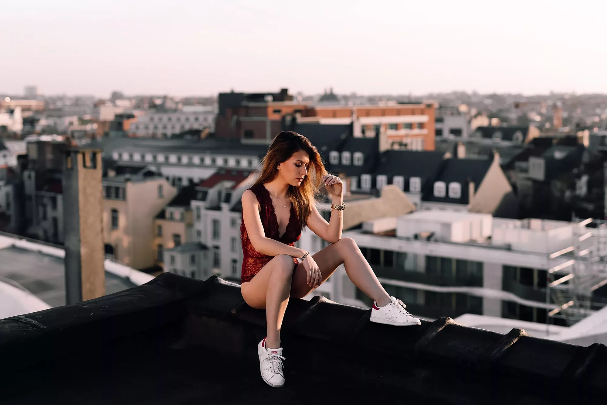 Фотосессия на крыше. Девушка на крыше. Девушка сидит на крыше. Девушка на краю крыши. Ангелина николау.