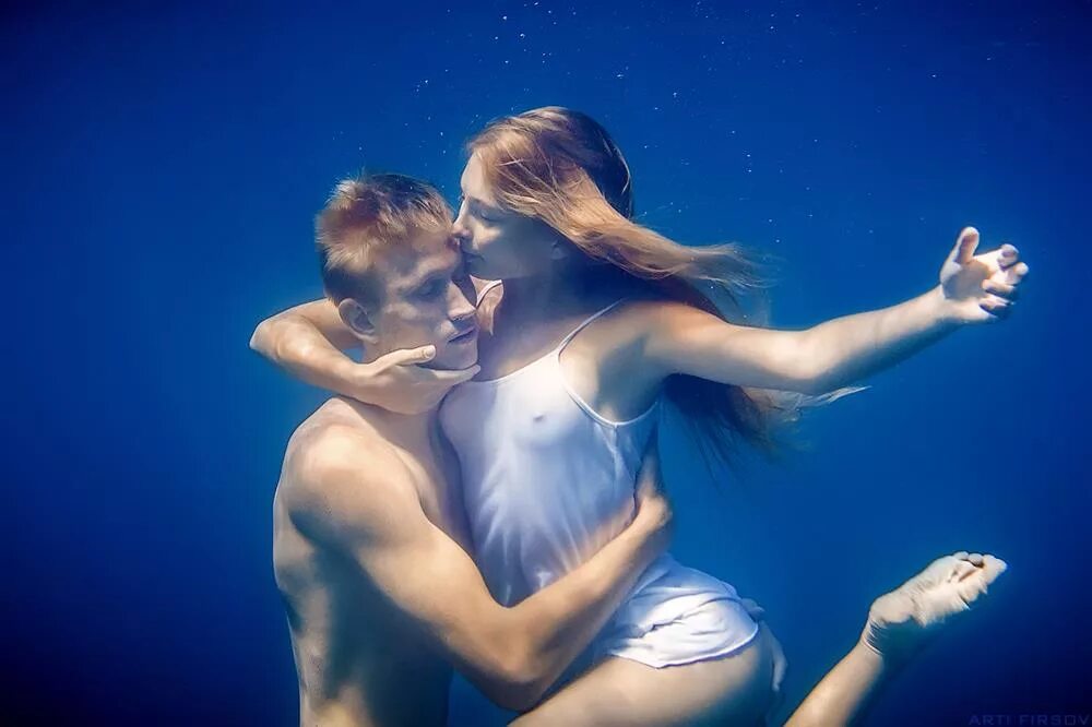 Откровенная любовь видео. Любовь в воде. Фотосессия под водой. Мужчина и женщина под водой. Любовь под водой.