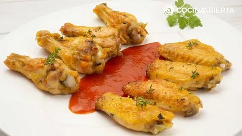 Alitas de pollo crujientes al horno con albahaca y salsa picante.