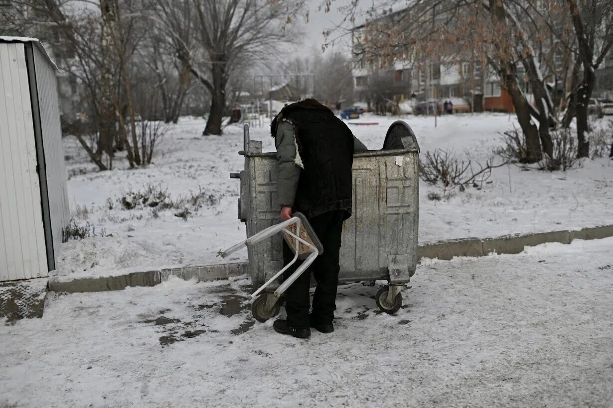 Бомж зима. Бездомные в Москве зимой.