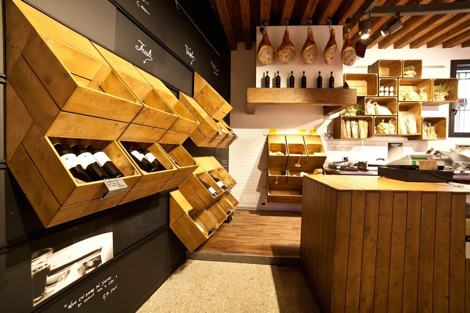 оригинальный магазин продуктов. ассортимент овощной лавки. фермерский магазин. оригинальный магазин продуктов. красивый магазин продуктов.