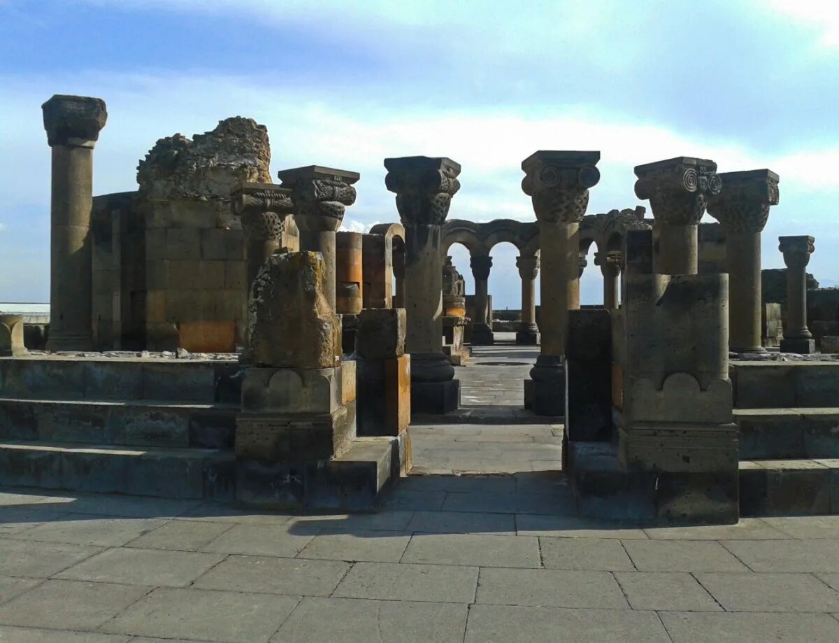 Где находится звартноц. Руины храма Звартноц. Храм Звартноц в Армении. Храм Звартноц Капитель. Руины Армения Звартноц.