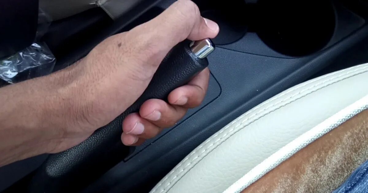 Что такое ручник. Ручник в машине. Ручной тормоз автомобиля. За рулем ручник. Ручник в машине гиф.