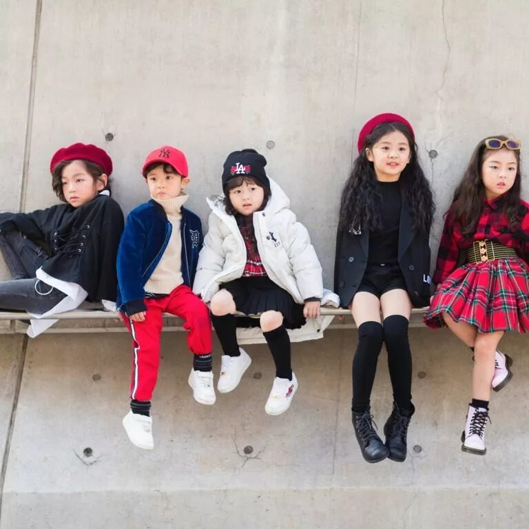 Группа kids корея. Street Kids группа корейцы. Стиль дети Корея. Детская мода Корея. Одежды с корейцами и группой стрит кидс..