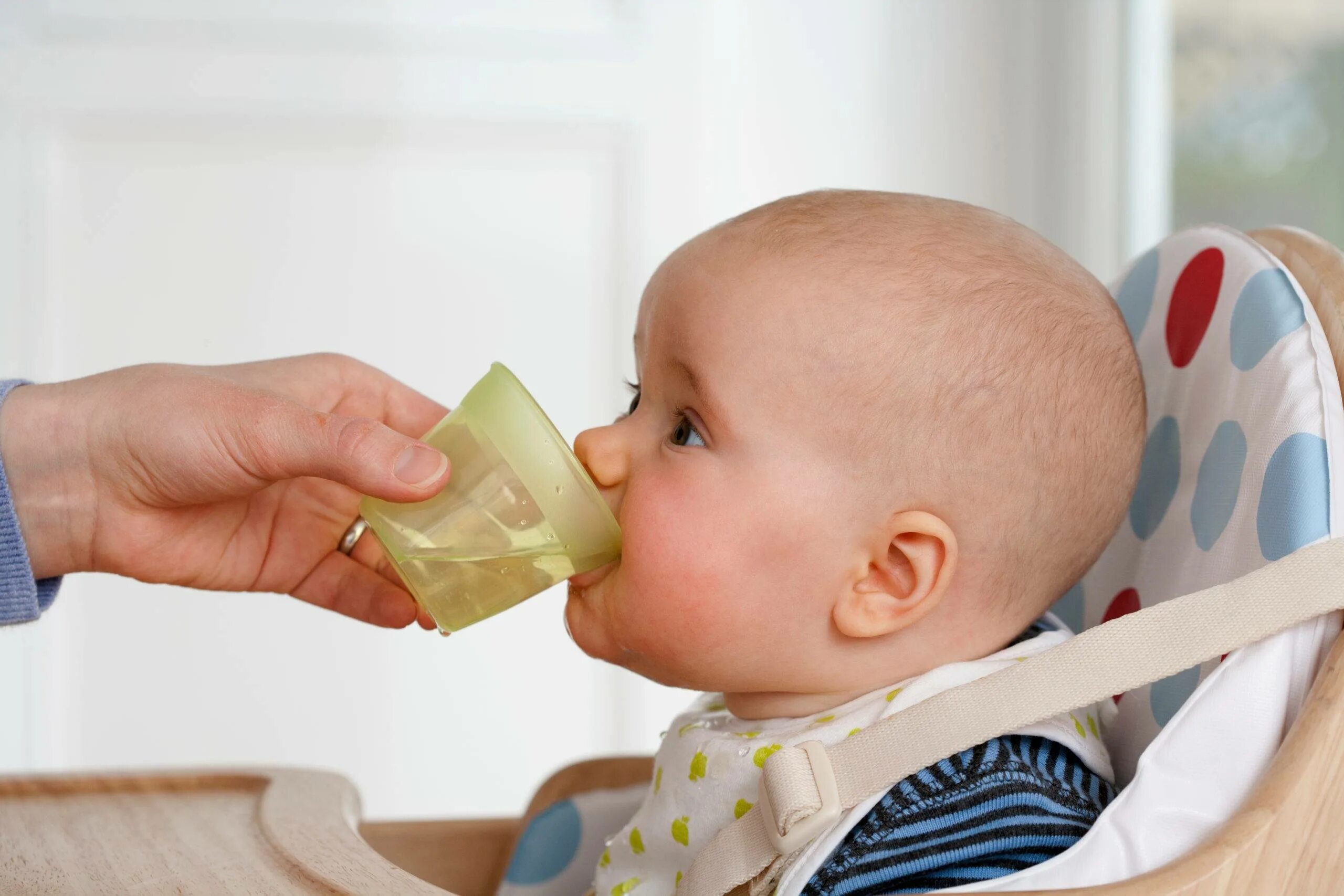 Пить воду новорожденному ребенку. Докорм ребенка из чашки. Младенец пьет воду. Малыш пьет из чашки. Малыш пьет из кружки.