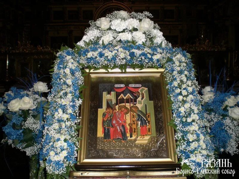 покров пресвятой богородицы украшение иконы живыми цветами в храме. покров украшение храма. храмовая флористика на покров. церковная флористика на покров пресвятой богородицы. икона покрова пресвятой богородицы.