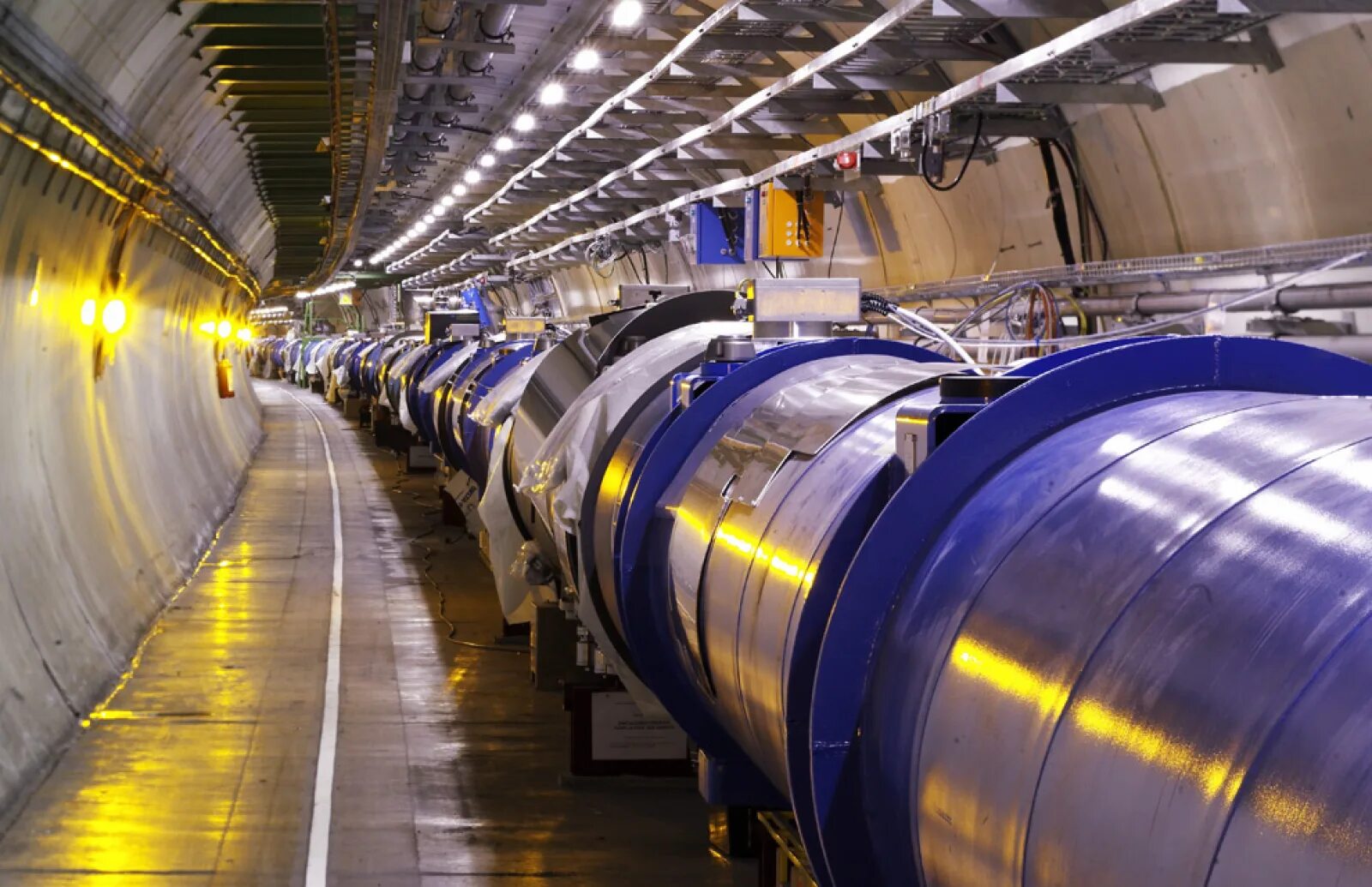 Ускоритель атомных частиц. Большой адронный коллайдер ЦЕРН. Бак большой адронный коллайдер. LHCB большой адронный коллайдер. Большой адронный коллайдер в Швейцарии.